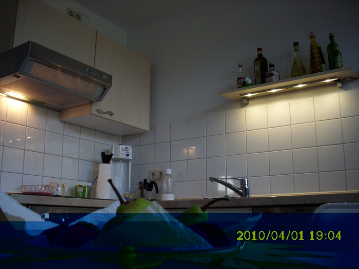 DSCI0260_cut.jpg (693.7 KiB) 29222 mal betrachtet Vergleich 25W-Kerzen-Glühlampe vs. 5,6-Watt (ab Steckdose) LED-Leiste (4x Cree XR-E @ 350 mA, 4,5W gehen in die LEDs + KSQ, 380-390 mW davon in die KSQ, wobei davon wiederum allein 300 mW in den Basis-Vorwiderstand des PNP-Transistors gehen...)<br /><br />Die LED-Leiste is heller als die Glühlampe und das weiß ist etwas soviel neutralweißer als es auf dem Fotos wirkt, wie die Glühlampe warmweiße ist, als sie auf dem Foto wirkt :-)