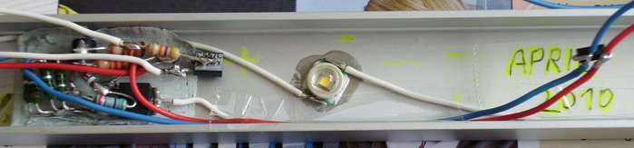 DSCI0240_cut.jpg (308.35 KiB) 29222 mal betrachtet Eine der LEDs + Ultra-Low-Drop-KSQ im Detail, hier habe ich den Shutdown-Anschluss von einem Bild weiter oben durch einen enable-Anschluss ersetzt, da sonst im Shutdown-"Betrieb" ca. 300 mW sinnlos in Wärme umgesetzt worden wären, die ca. 300 mW nimmt die KSQ selbst nun erst dann auf, wenn die Pull-Up-Widerstände über den hier zusätzlich verbauten (PNP-)Transistor (rechts oben) mit 12V verbunden werden.<br />Die 300 mW fallen bei den beiden parallel geschalteten Basis-Vorwiderständen (2x 1,2kOhm) an. Weitere ca. 30 mW am 4k7 pull-up für den MOSFET.