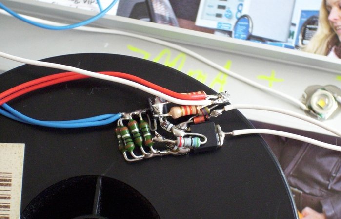 DSCI0236_cut.jpg (794.47 KiB) 29222 mal betrachtet Ultra-Low-Drop-KSQ im Detail --- die KSQ basiert auf meiner Idee der 2-Transistor-KSQ mit 1N4148, im zugehörigen Thread wurde dann eine Schottky-Diode vorgeschlagen und von Beatbuzzer schließlich 2 Schottky-Dioden in Reihe, ich habe noch 5,6 ohm mit in Reihe geschaltet, die 1N4141, die hier zu sehen ist, ist nur für einen Shutdown-Anschluss gedacht und kann entfallen.