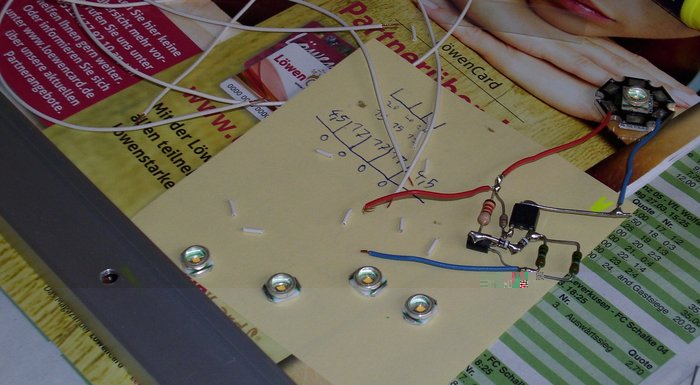 DSCI0040_cut.jpg (410.76 KiB) 29218 mal betrachtet Einige Cree XR-E mit abgeknipsten Ecken (eigentlich nicht notwendig, da die Alu-Leiste eloxiert ist, dem traue ich aber nicht). Beim Abknipsen in einen weitgehend abgedeckten Behälter knipsen, kann sonst ins Auge gehen!!!