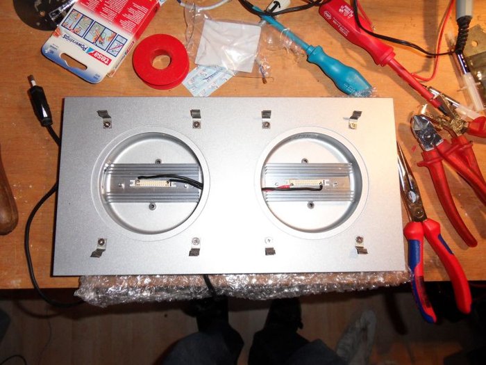 Die zweier Deckenlampe mit fertig montierten Kühlkörper. Die Kühlkörper werden alle mit M4 Schrauben von hinten an den Boden verschraubt. Die Verkabelung ist auch schon fertig.