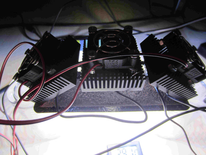 Lüfter 40 x 40 x 10 mit Kühlkorper verschraubt