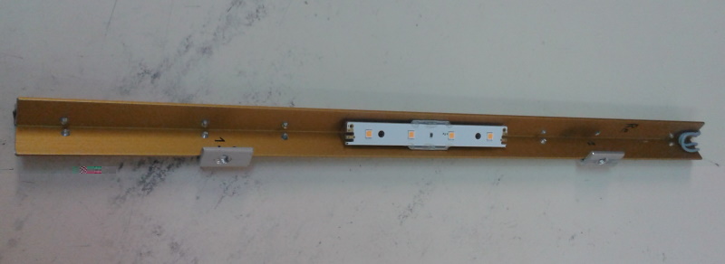 Rückseite mit eingeklebtem MultiBar Stück und den Befestigungswinkeln.