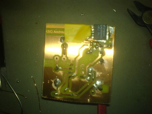 Ja und das ist jetzt das Herz der ganzen Geschichte, die Konstantstromquelle 3x.<br />Basierend auf einem Schaltregler LM2592<br />Nur leider ist im Eagle der SMD Baustein dummerweiße auf die oberseite gesetzt worden da ich ihn aber unten haben will musste ich fädeln